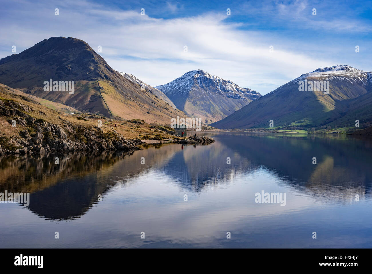 Wastwater con calma piatta ancora acqua e paddleboarder. Grande timpano. Foto Stock