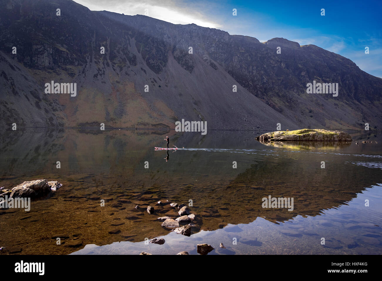 Wastwater con calma piatta ancora acqua e paddleboarder. Foto Stock