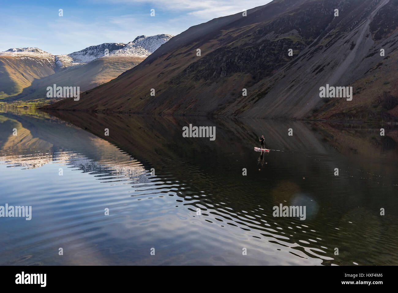 Wastwater con calma piatta ancora acqua e paddleboarder. Foto Stock