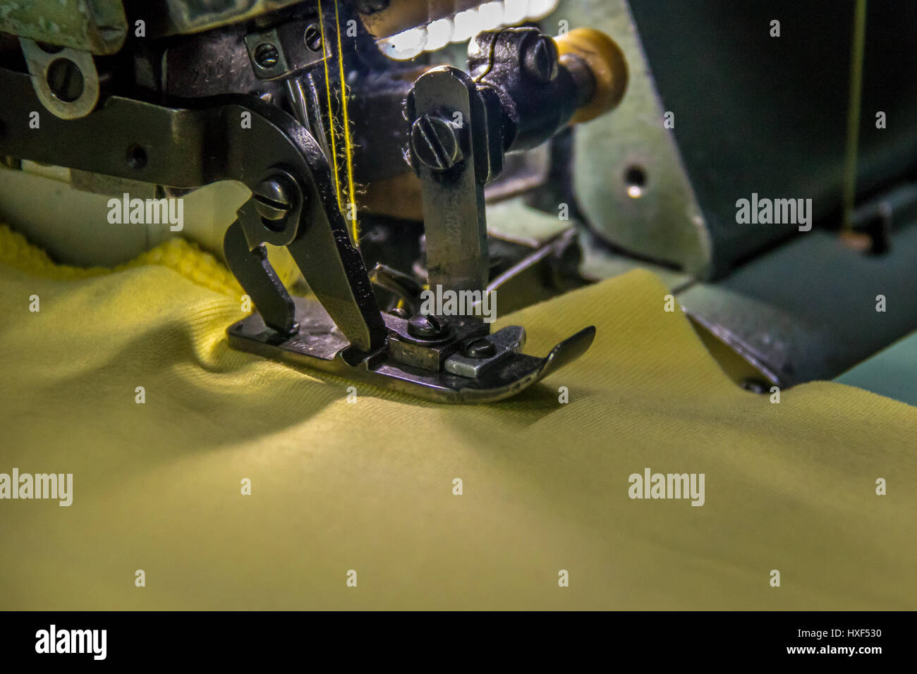 Professional overlock cucitura a macchina con tessuto di colore giallo Foto Stock