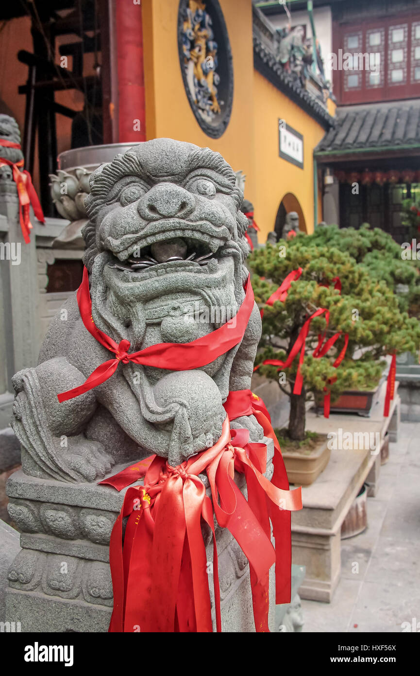 Leone cinese statua in un tempio - Shanghai, Cina Foto Stock
