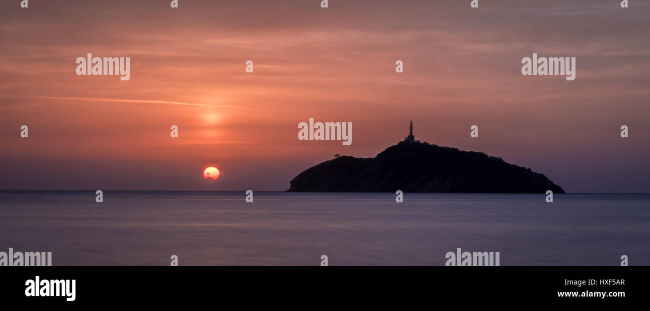 Vista al tramonto di un faro in un'isola - Santa Marta, Colombia Foto Stock