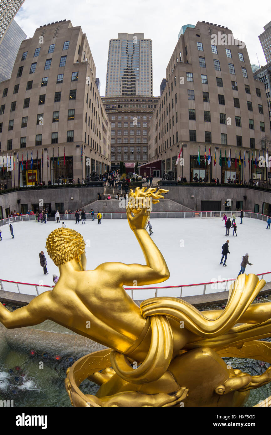 Golden Prometheus statua e Rockefeller Center Ice Rink di skate, Manhattan, New York City, Stati Uniti d'America. Foto Stock