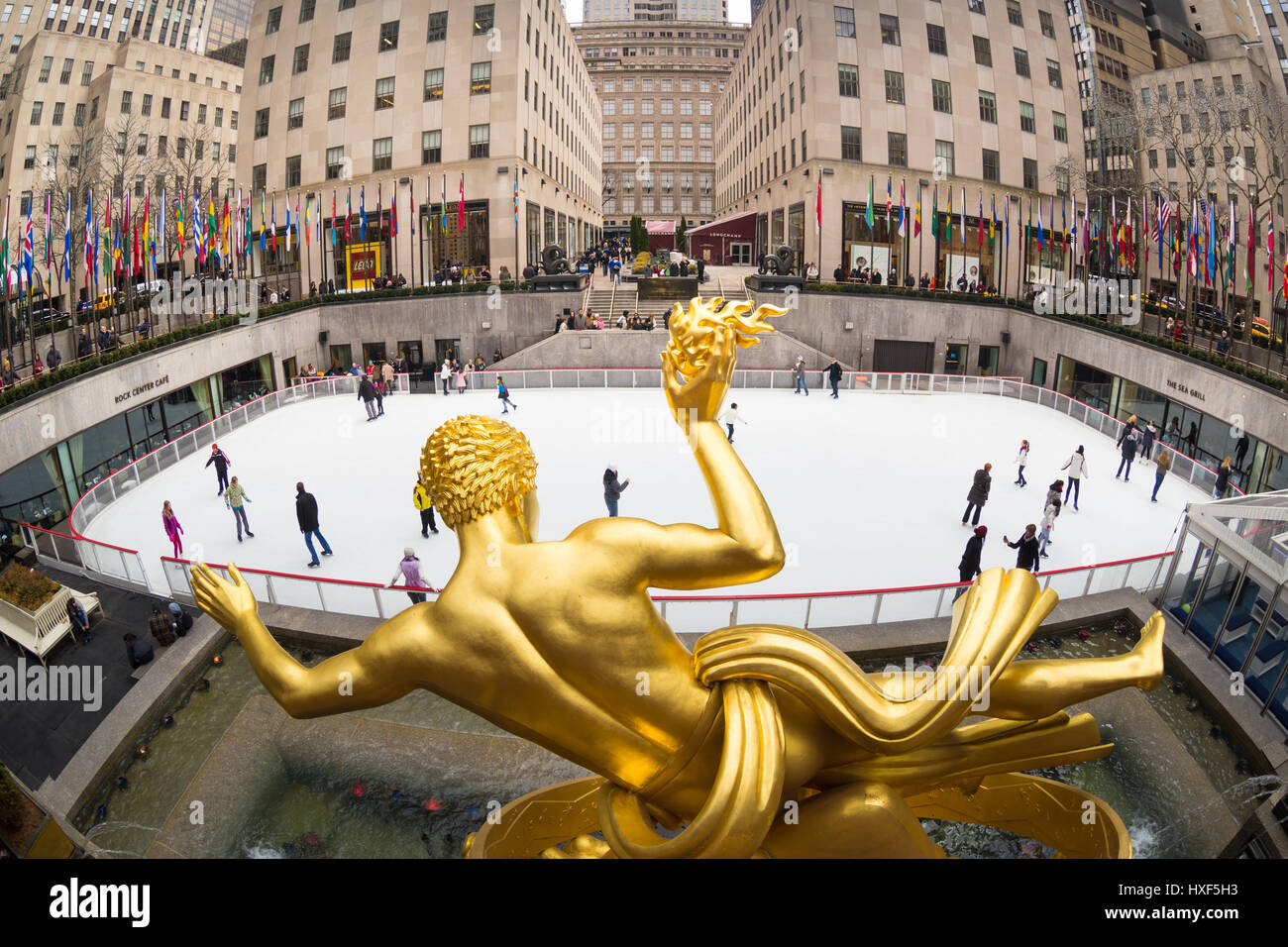 Golden Prometheus statua e Rockefeller Center Ice Rink di skate, Manhattan, New York City, Stati Uniti d'America. Foto Stock