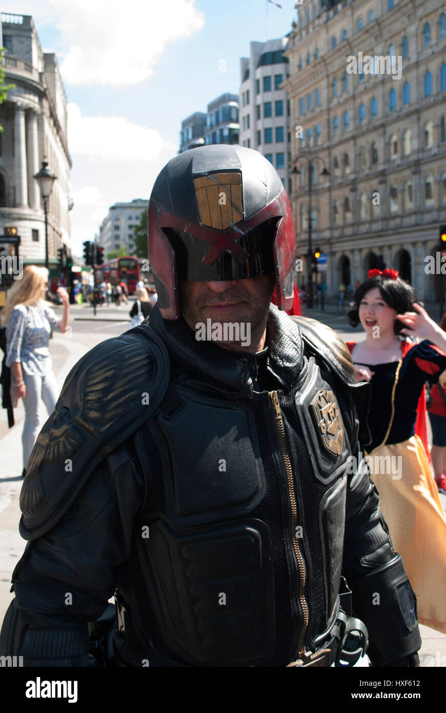 Uomo in Judge Dredd costume nel centro di Londra Foto Stock