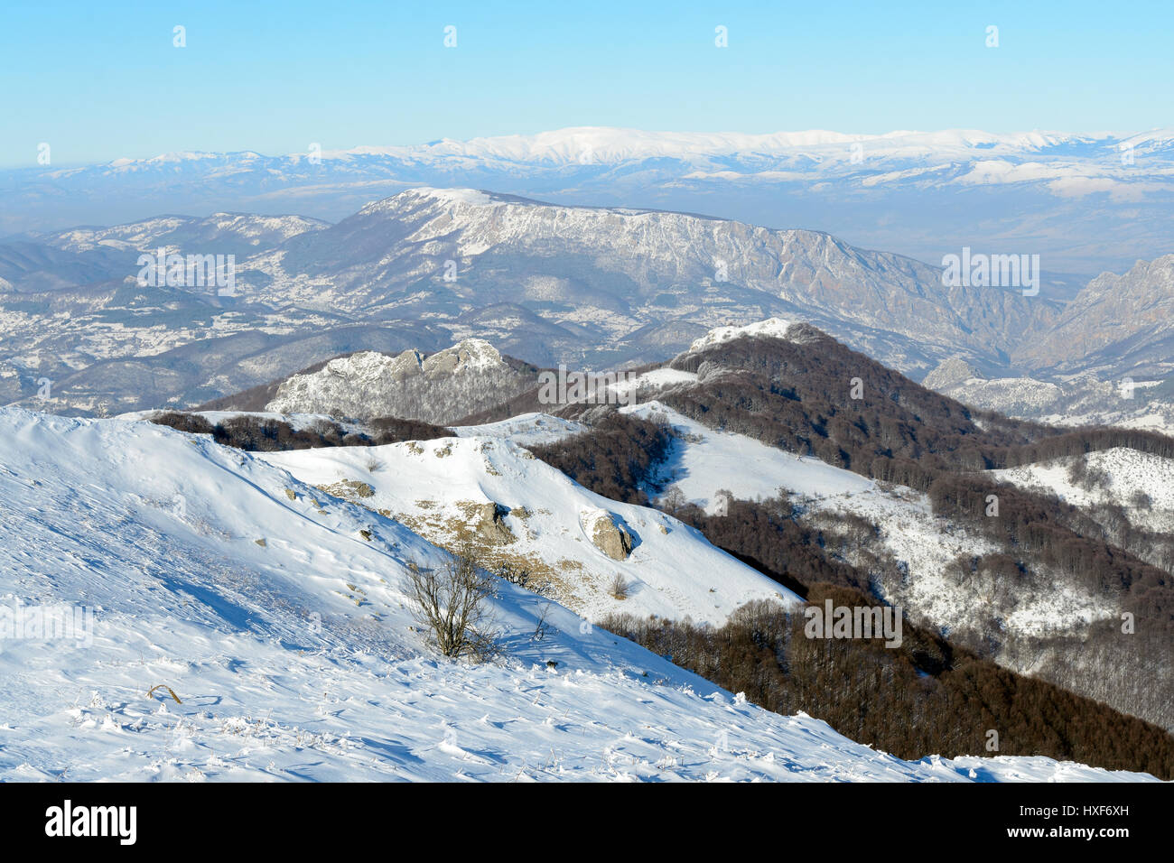 Montagne coperte di neve in inverno Foto Stock