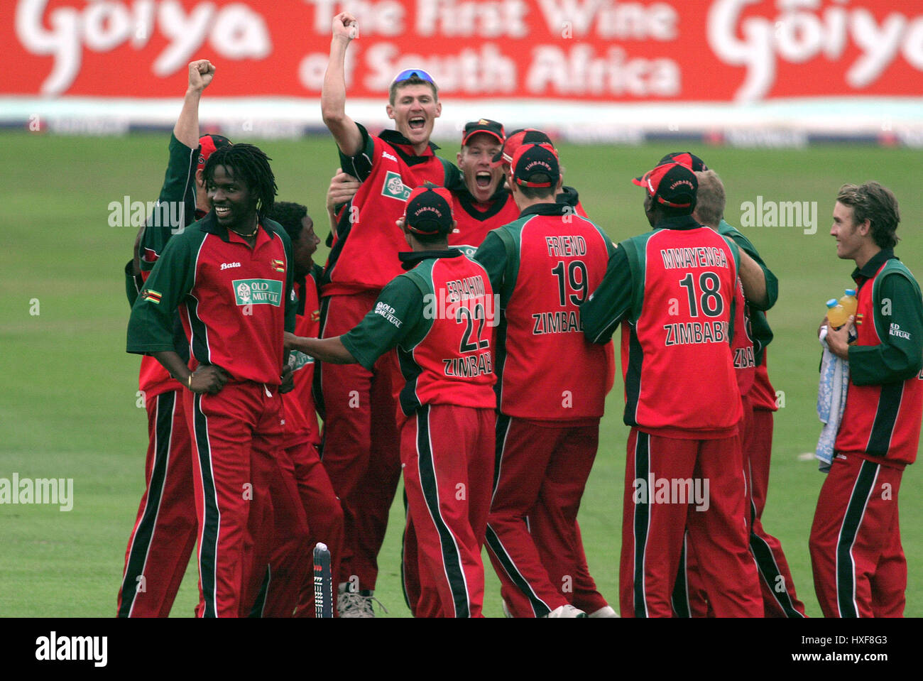 ZIMBABWE GIOCATORI CELEBRARE INGHILTERRA V ZIMBABWE HEADINGLEY LEEDS INGHILTERRA 01 Luglio 2003 Foto Stock