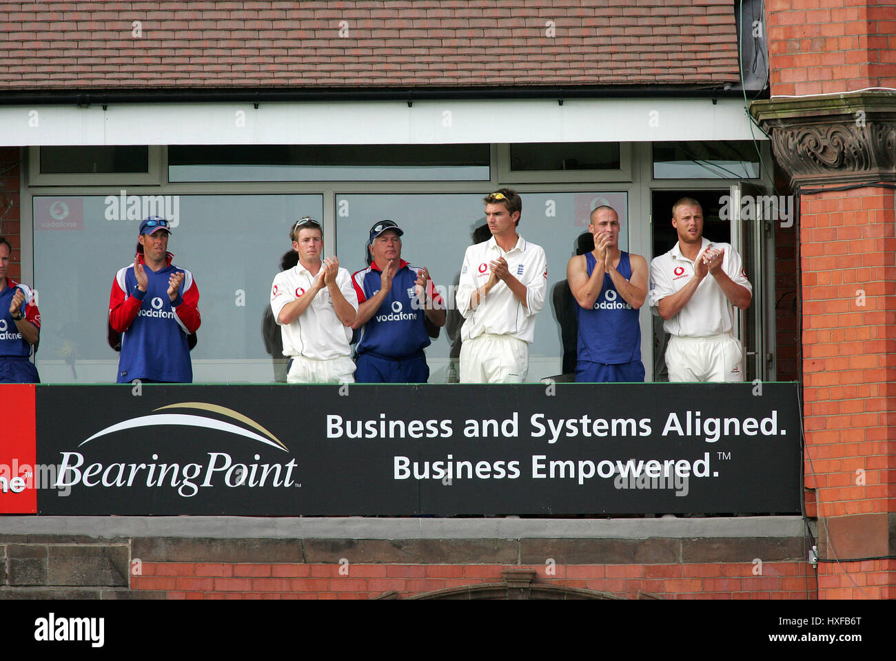 DUNCAN FLETCHER & Giocatori ENGLAND V AUSTRALIA OLD TRAFFORD Manchester Inghilterra 12 Agosto 2005 Foto Stock