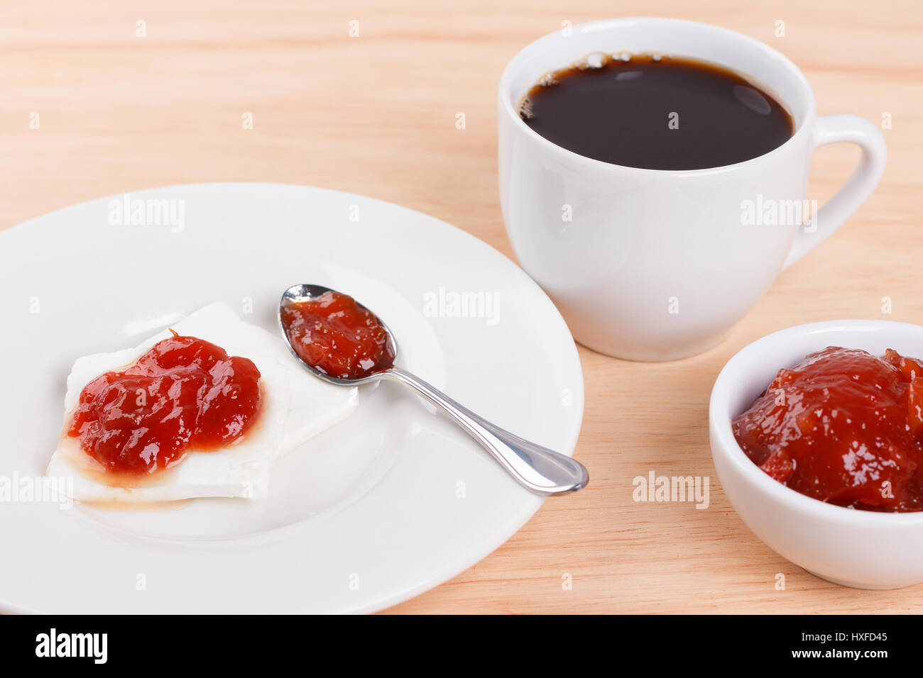 Dessert brasiliano di Romeo e Giulietta, goiabada marmellata di guava e formaggio Minas con tazza di caffè su sfondo di legno. Messa a fuoco selettiva Foto Stock