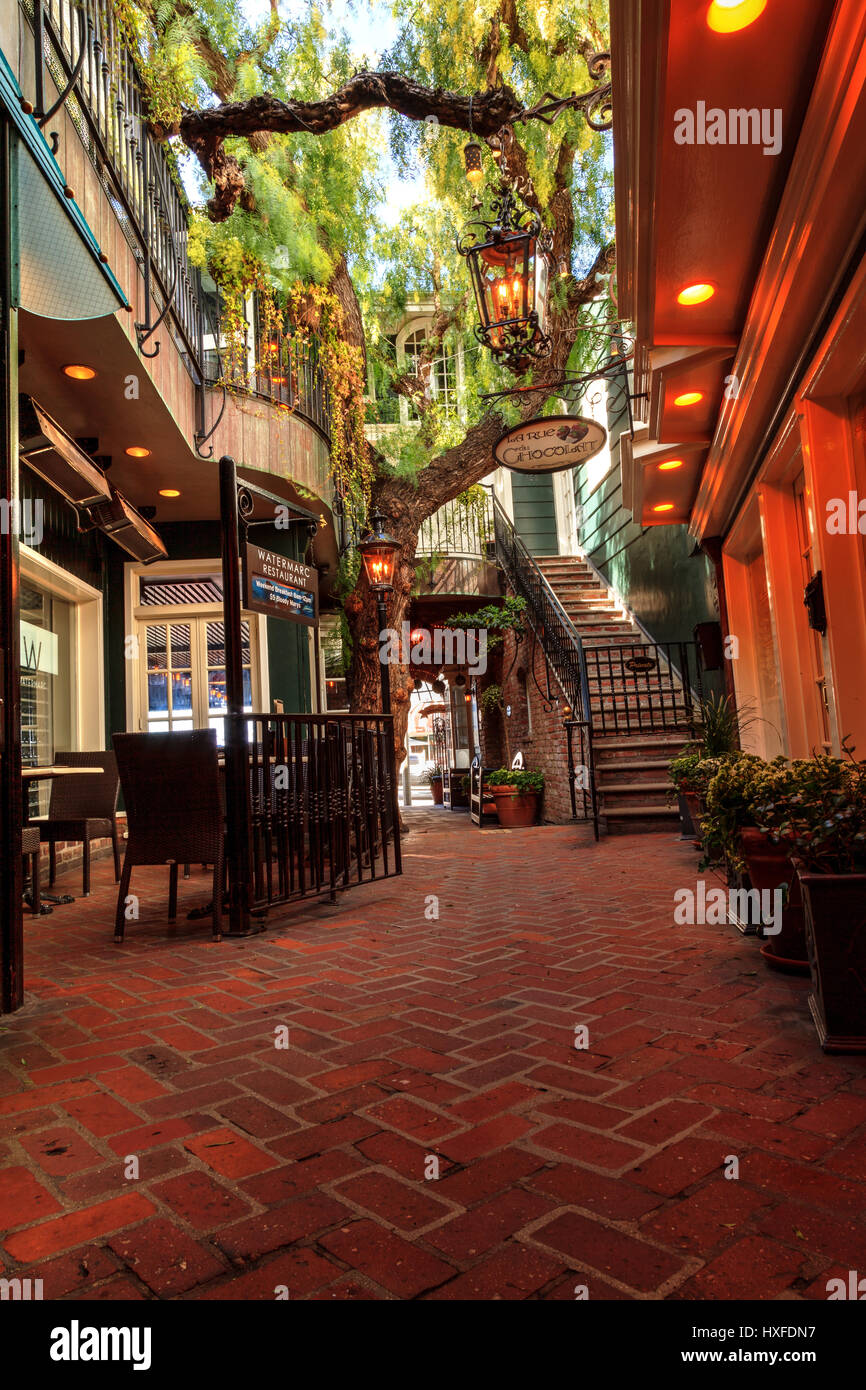 Laguna Beach, CA, Stati Uniti d'America - 26 Marzo 2017: cortile giardino con posti a sedere e di vita della pianta al di fuori del Watermarc ristorante e la Rue du Chocolat shop in L Foto Stock