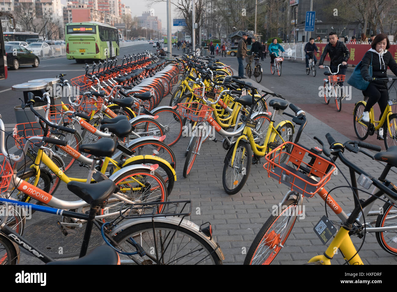 Le persone utilizzano la condivisione-bikes a Pechino in Cina. 28-Mar-2017 Foto Stock
