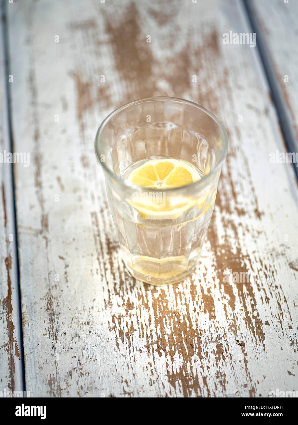 Vetro semplice di acqua fresca e pulita con fettina di limone come un semplice detox Foto Stock Vetro semplice di acqua fresca e pulita con fettina di limone come un semplice detox Foto Stock