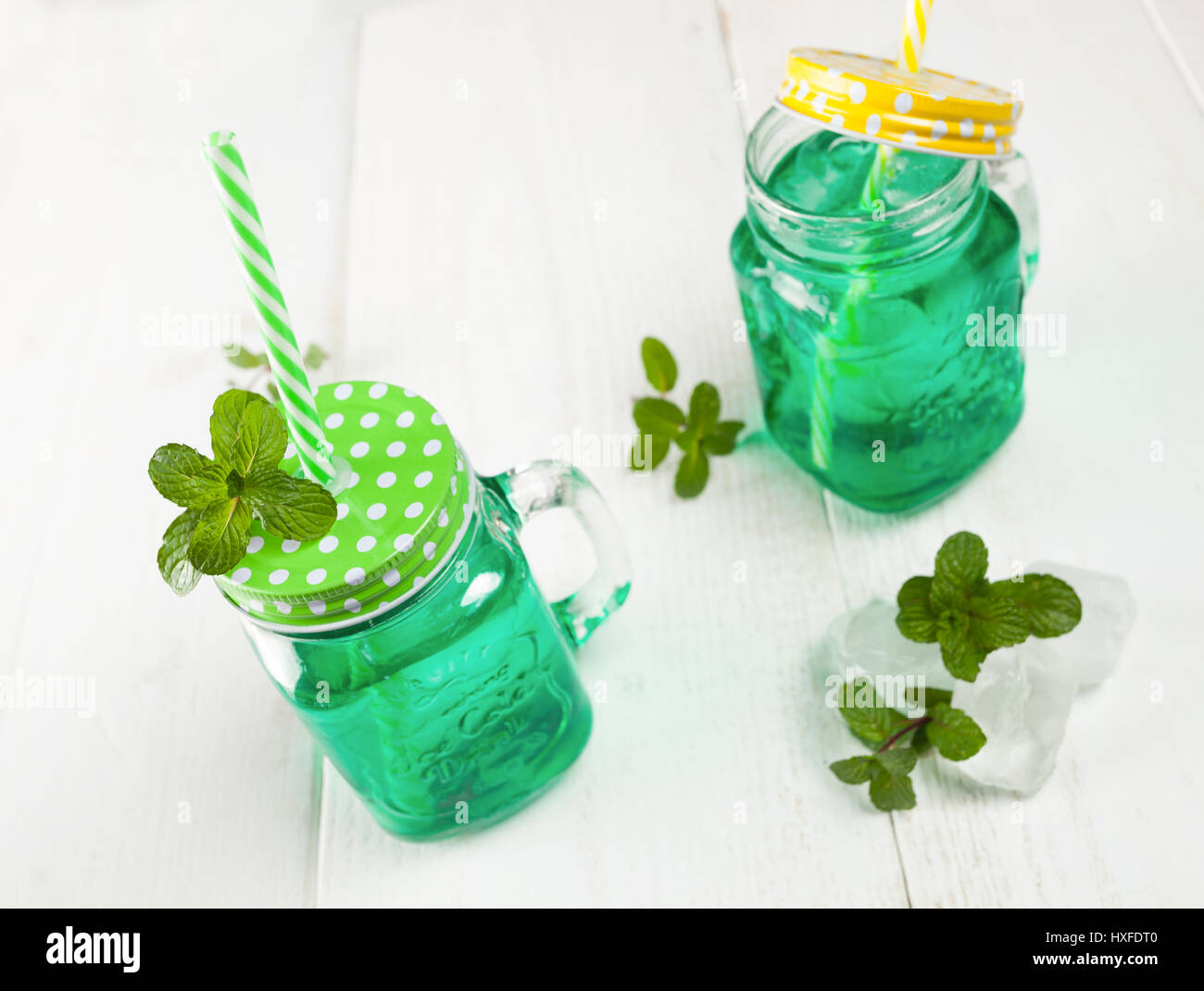 Drink di menta fresca con ghiaccio su legno tavolo bianco. Foto Stock