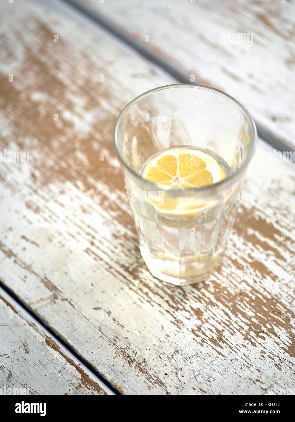 Vetro semplice di acqua fresca e pulita con fettina di limone come un semplice detox Foto Stock Vetro semplice di acqua fresca e pulita con fettina di limone come un semplice detox Foto Stock