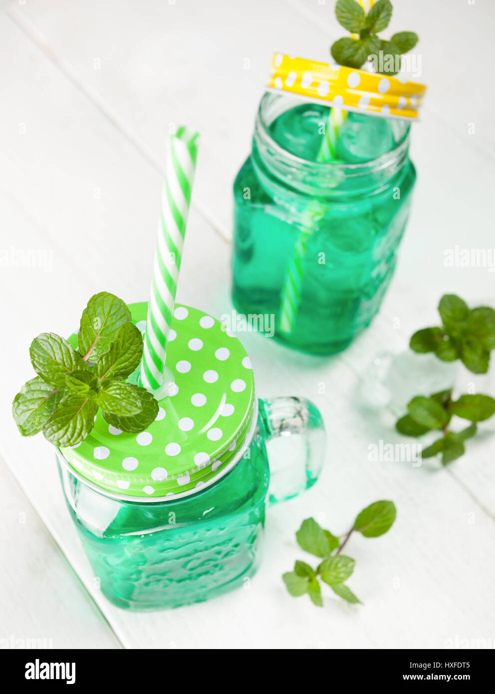 Drink di menta fresca con ghiaccio su legno tavolo bianco. Foto Stock