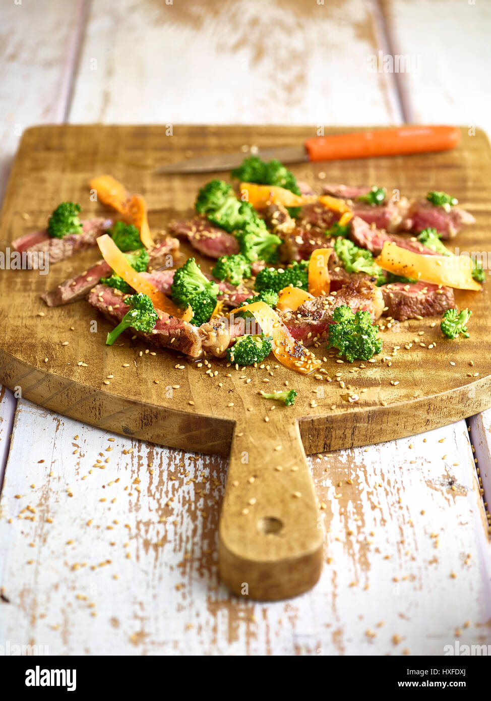 Le strisce di carne di manzo, broccoli e insalata di carote Foto Stock