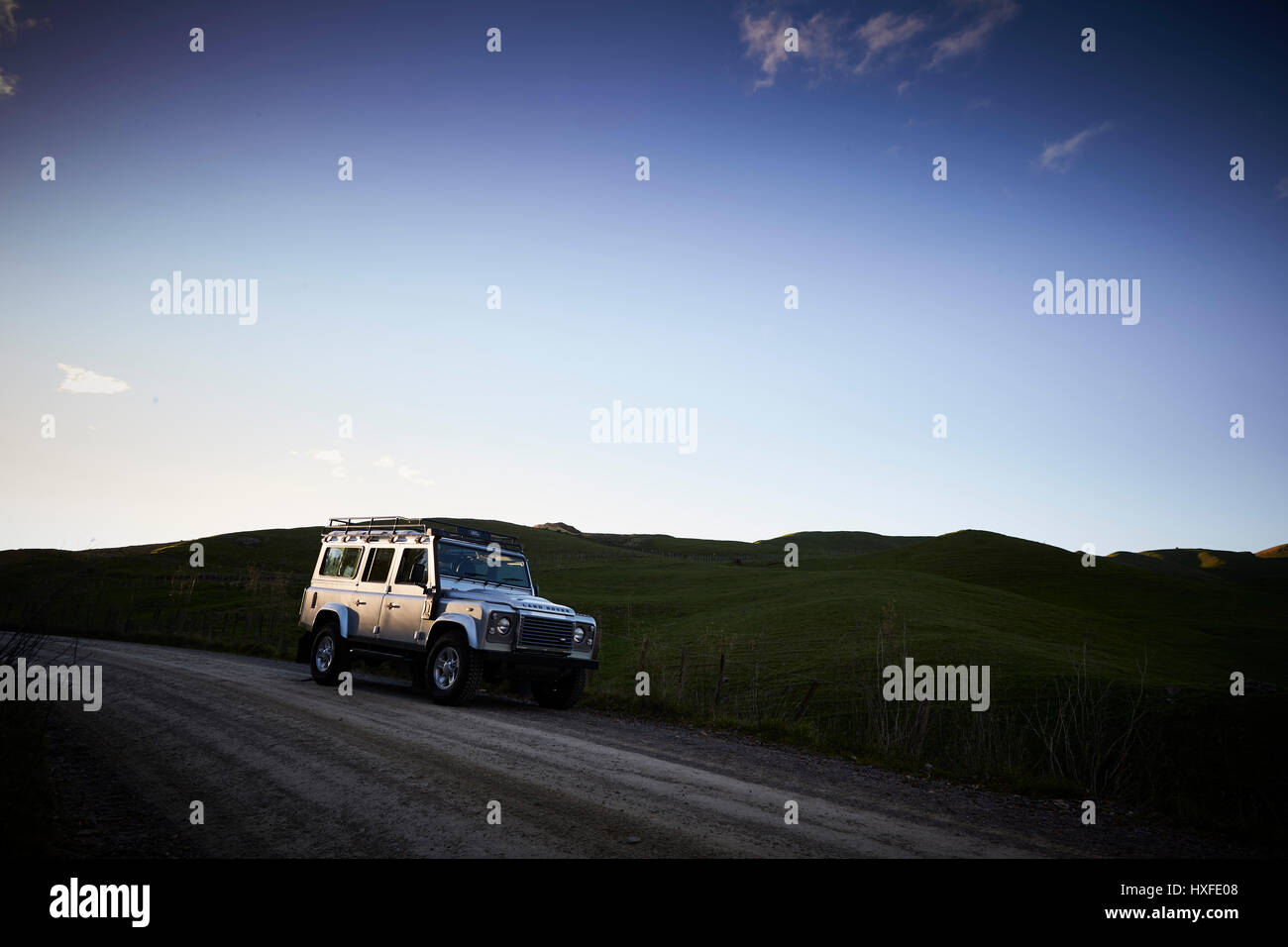 Gli agricoltori off road 4-4 la guida controllo magazzino in agriturismo Foto Stock