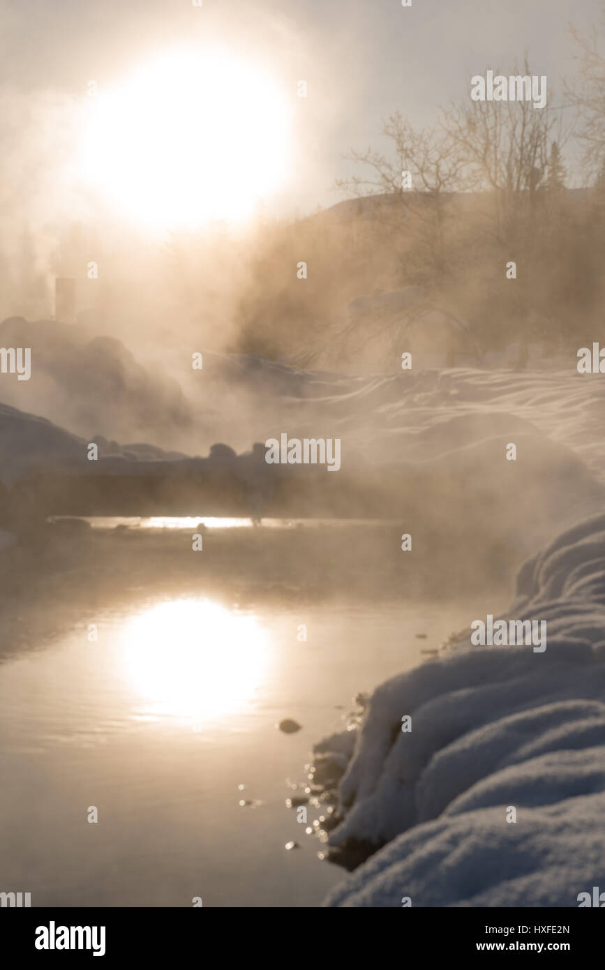 Sunrise attraverso il fiume per la cottura a vapore a Chena Hot Springs resort, vicino a Fairbanks Alaska Foto Stock
