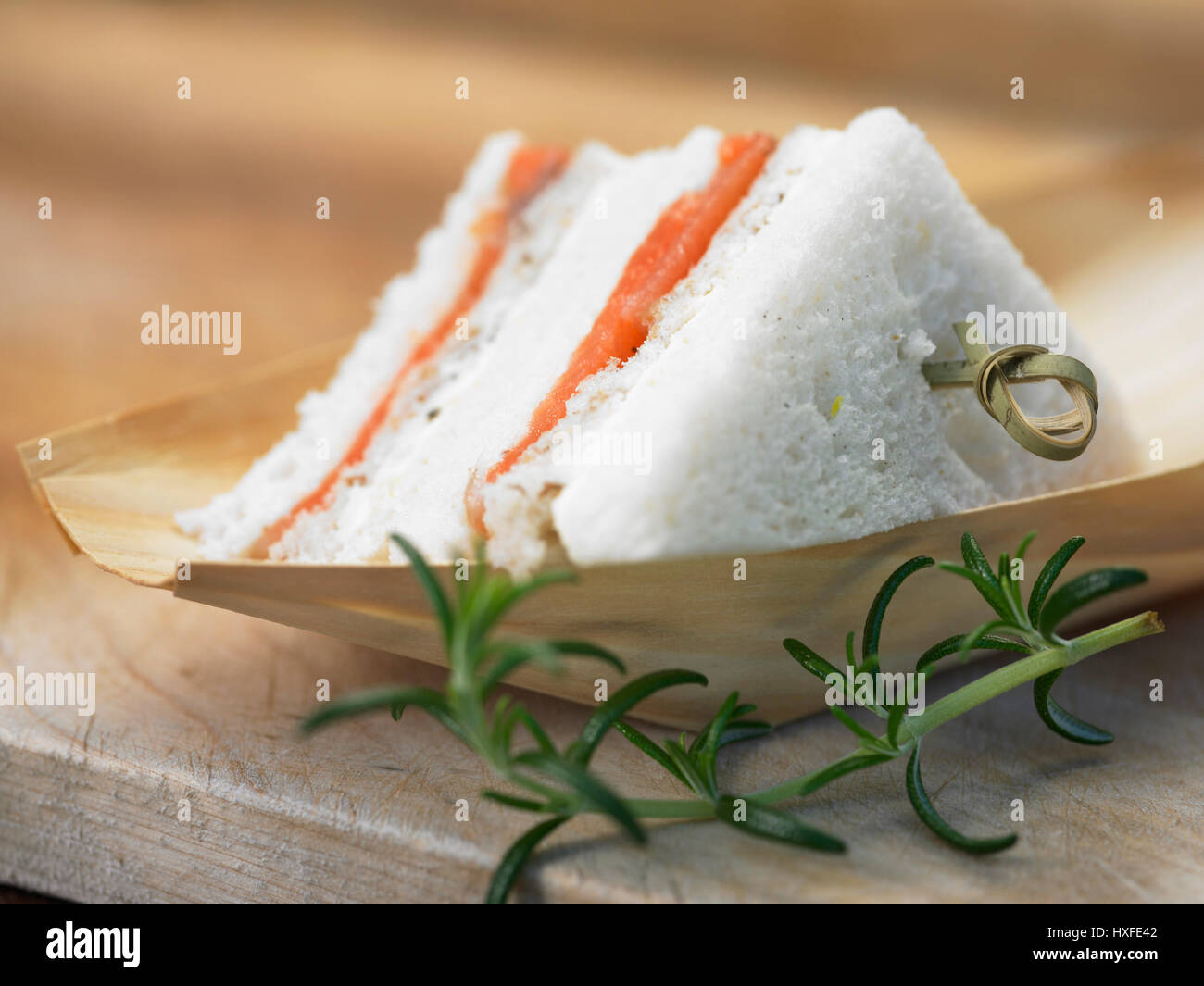Salmon club sandwich in barca di bambù Foto Stock