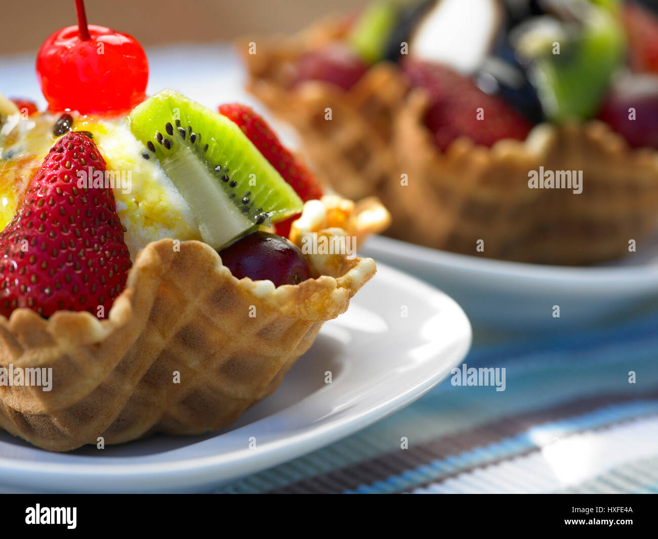 Gelato di frutta gelato in cialda cestello sul tavolo Foto Stock