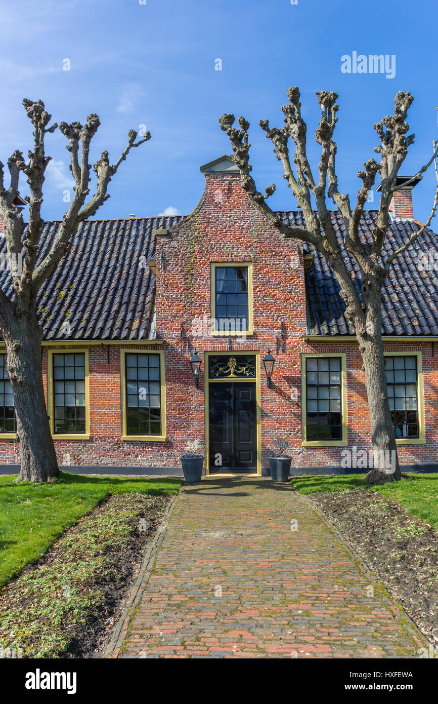 Vecchia casa in mattoni rossi nel villaggio hisorical di Aduard, Paesi Bassi Foto Stock