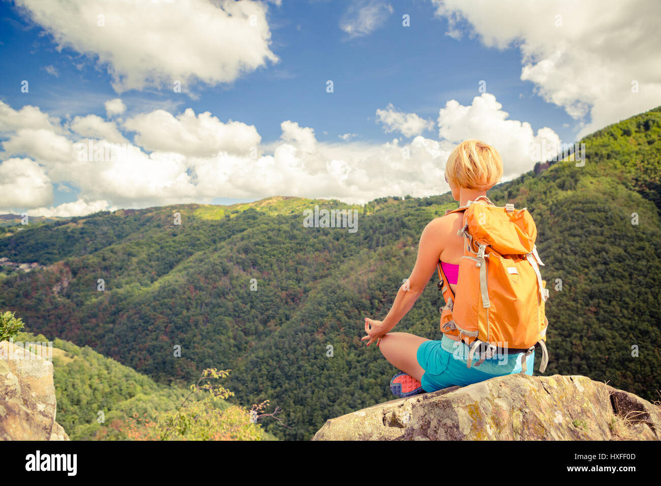 Escursionismo donna celebrando ispiranti Montagne Paesaggio, ammirare e meditare. Fitness e uno stile di vita sano all'aperto in una colorata estate natura. Tre Foto Stock