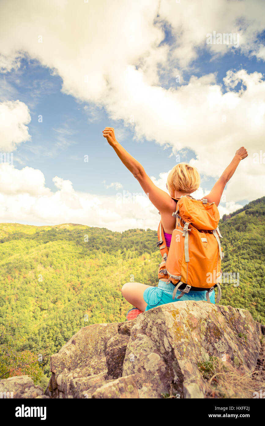 Escursionismo donna celebrando ispiranti Montagne Paesaggio con le braccia aperte. Fitness e uno stile di vita sano all'aperto in una colorata estate natura. T Foto Stock