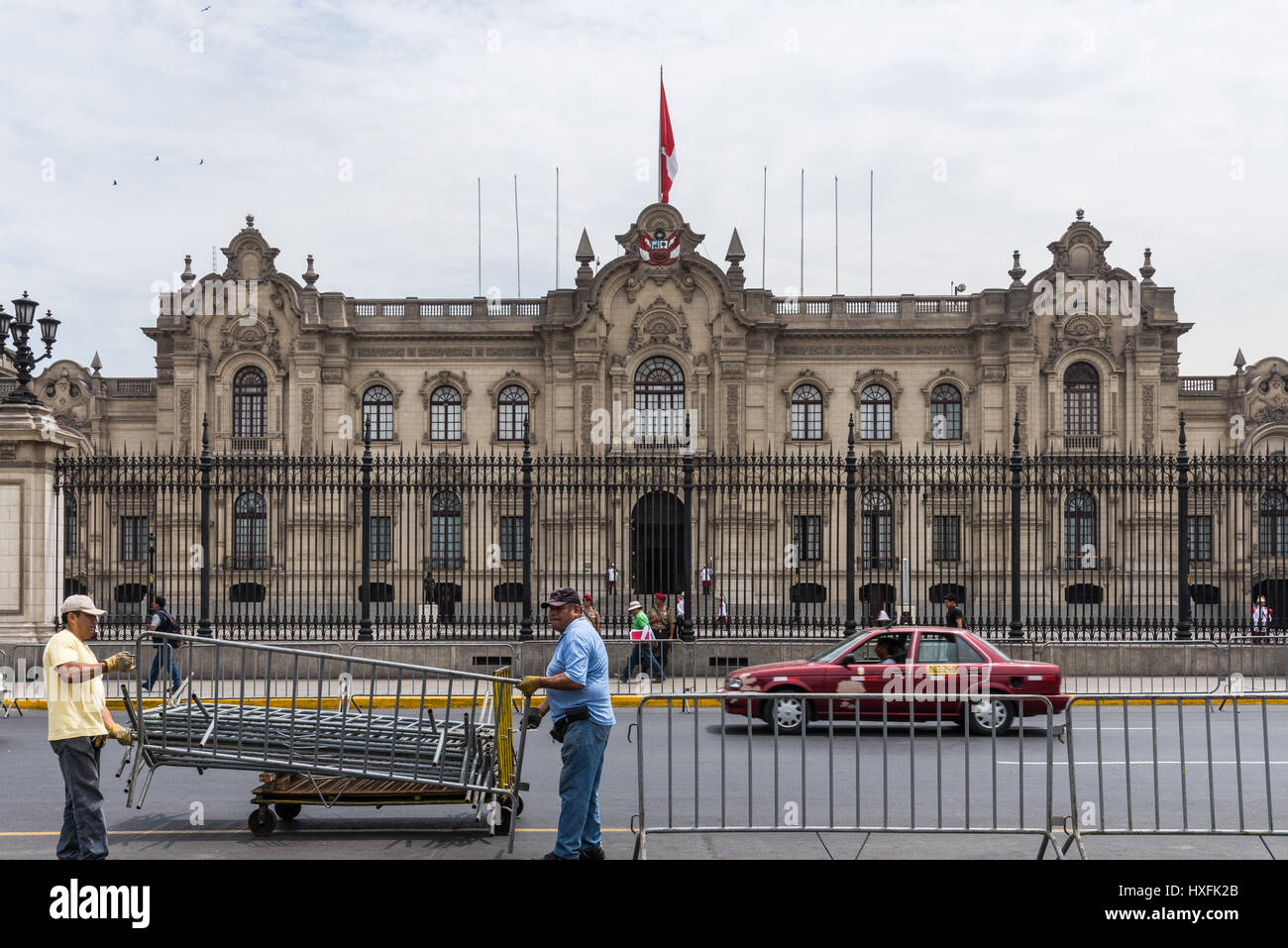 Equipaggio di lavoro impostazione delle barricate di fronte al Palazzo del Governo di anticipare una dimostrazione. Lima, Perù. Foto Stock