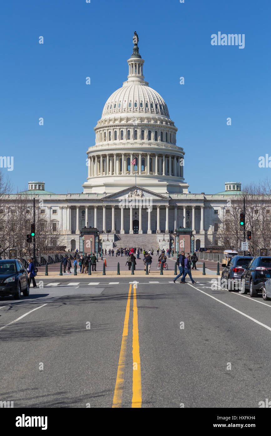 I turisti ed i visitatori nella parte anteriore di U.S. Campidoglio di Washington, DC. Foto Stock