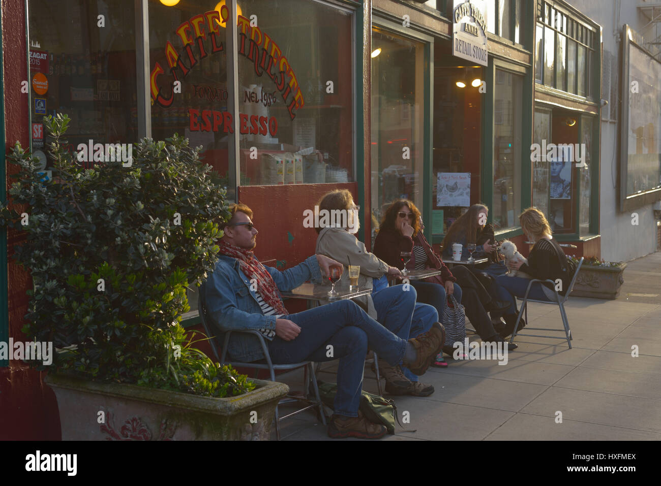 Per coloro che godono di una molla pomeriggio al Caffe Trieste in North Beach, San Francisco CA Foto Stock