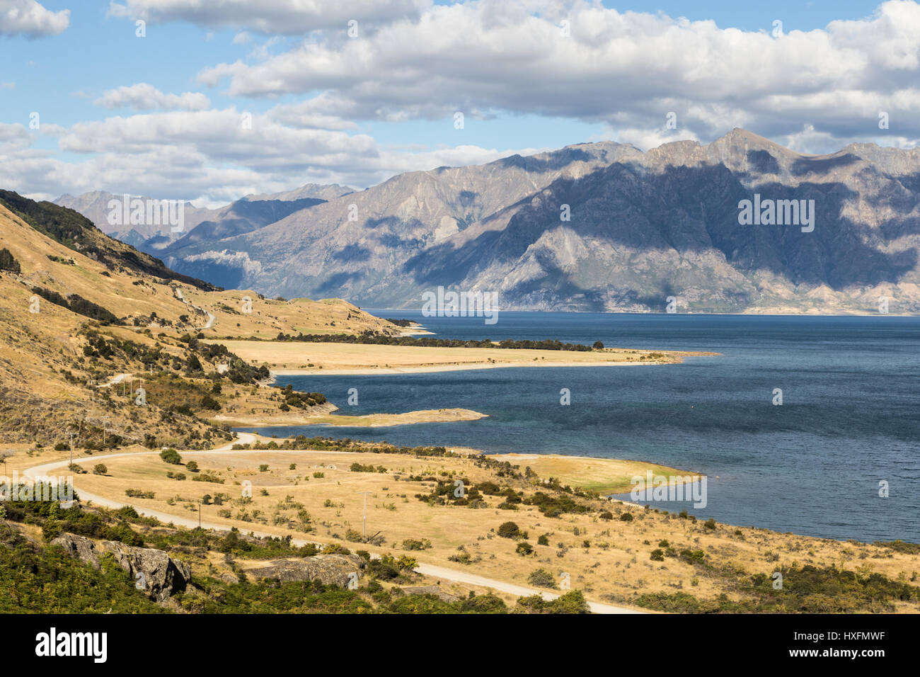 Splendido lago Hawea dal punto di vista vicino alla città turistica di Wanaka in Canterbury distretto dell'Isola Sud della Nuova Zelanda. Foto Stock
