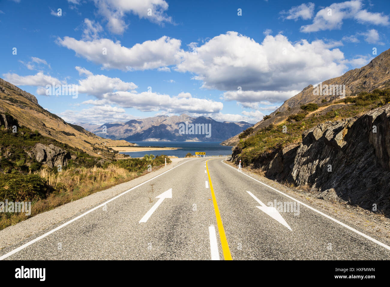 Sulla strada tra il lago Hawea, in background e il lago Wanaka vicino al turismo città di Wanaka in Canterbury distretto dell'Isola Sud della Nuova Zelanda. Foto Stock