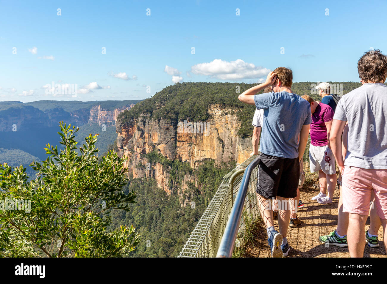 Le persone che si godono la vista della valle Grose da Govetts leap lookout a Blackheath,il Parco nazionale Blue Mountains, Nuovo Galles del Sud, Australia Foto Stock