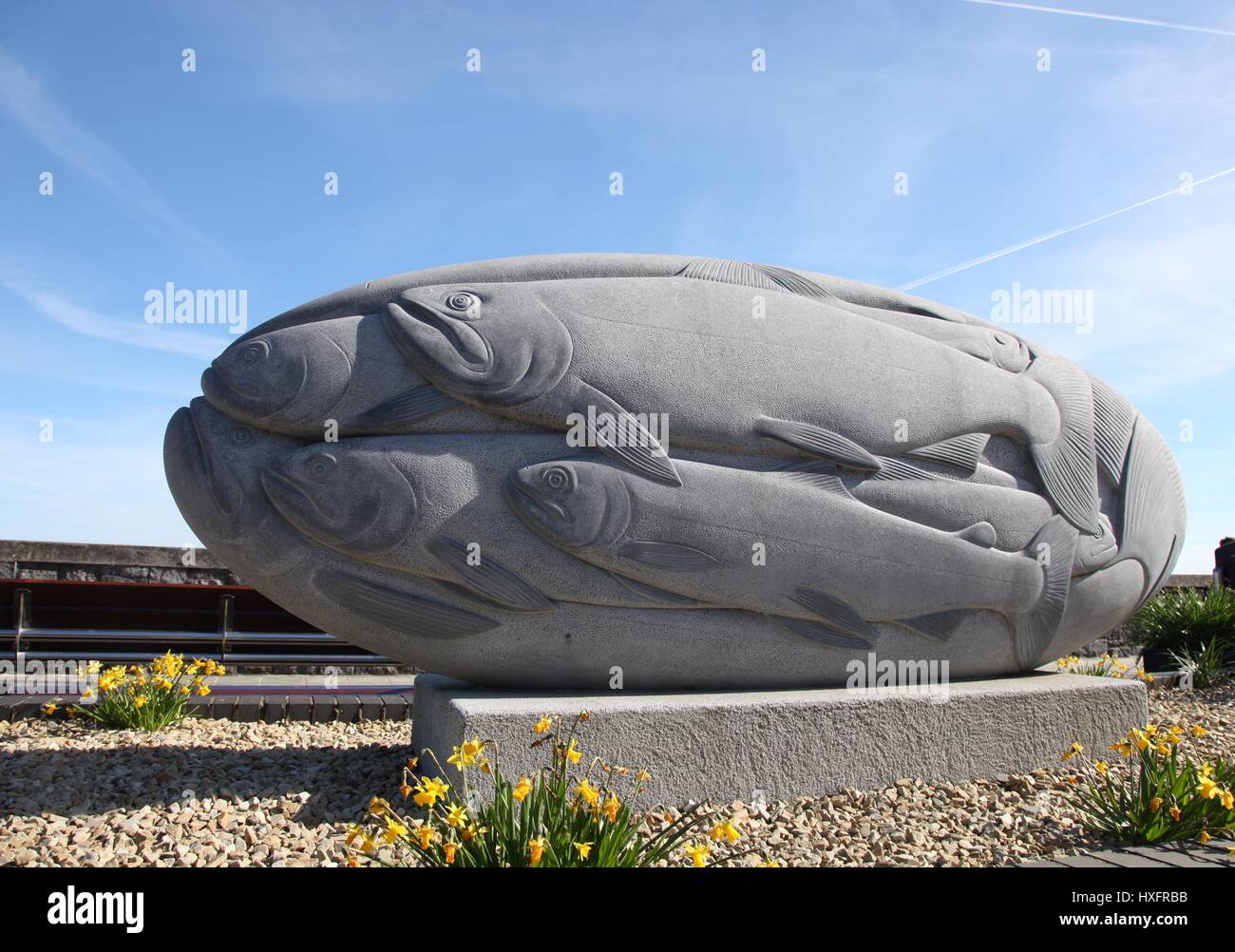 Bradain, Kilkenny scultura in pietra calcarea di Richard Perry sul lungomare nel villaggio costiero di Blackrock, Co. Louth, Irlanda Foto Stock