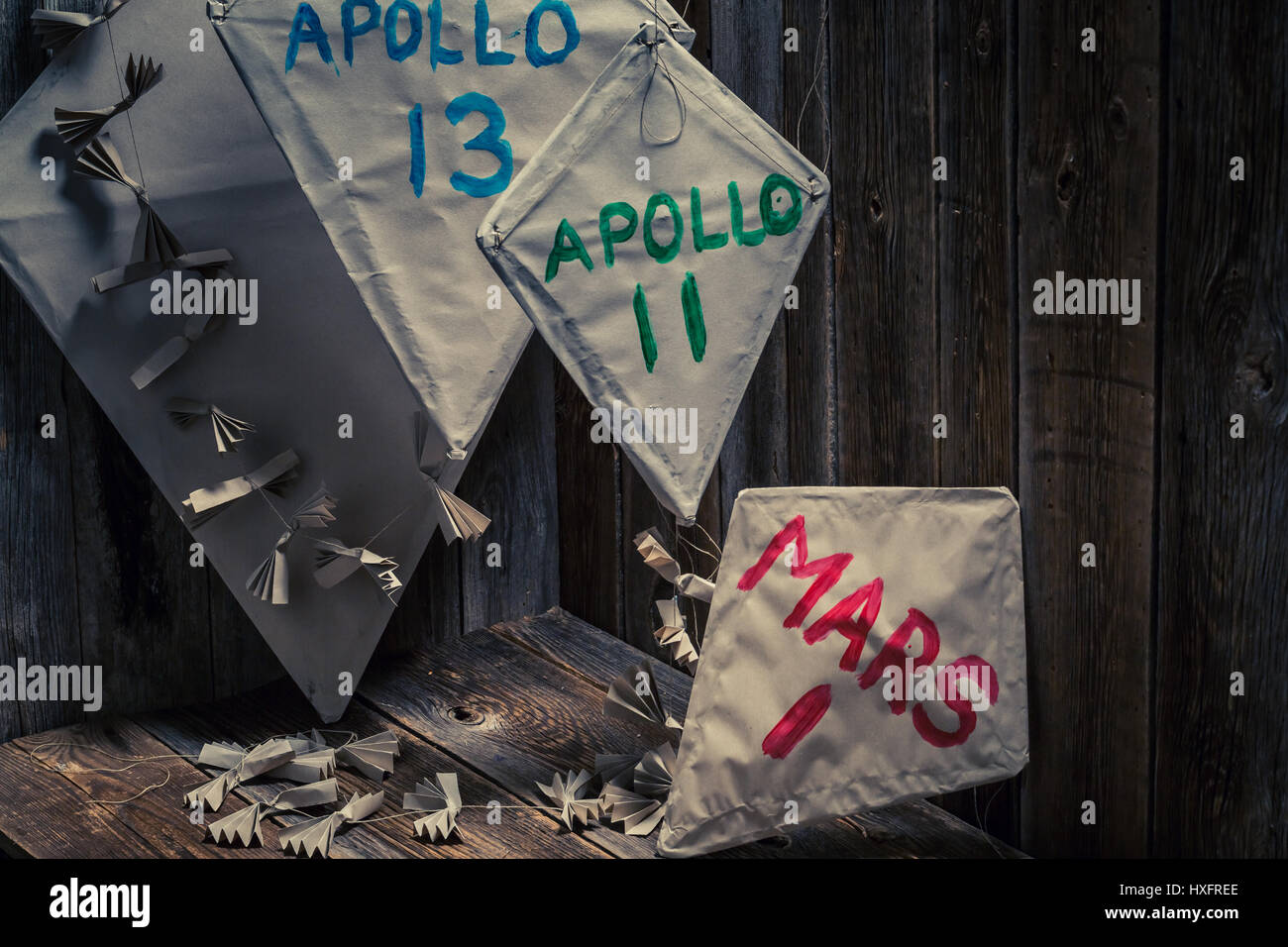 Per i bambini con aquiloni di missioni spaziali nomi preparati al primo volo Foto Stock