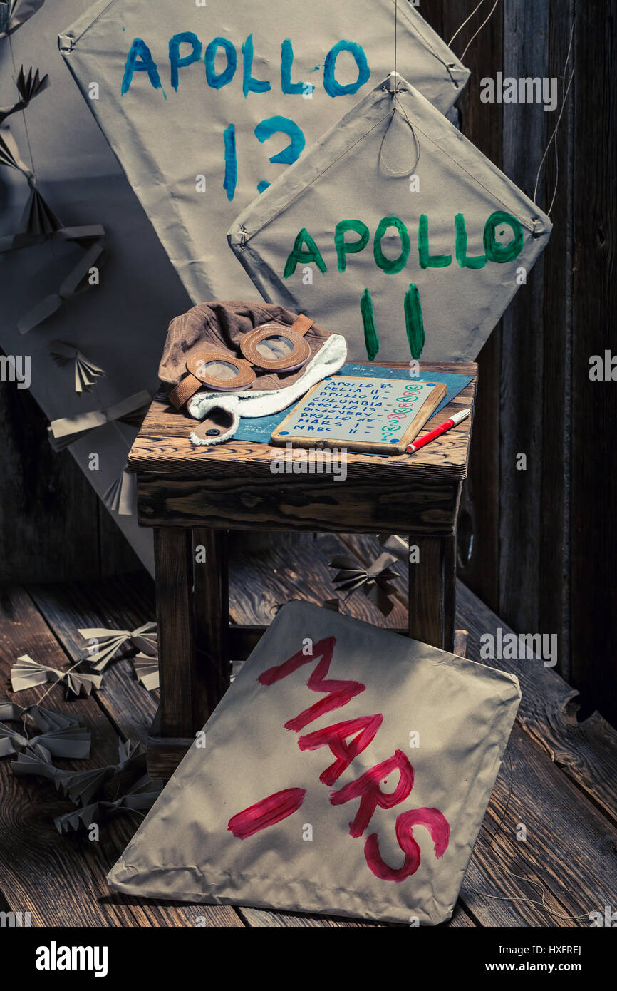 Per i bambini con aquiloni di missioni spaziali i nomi come spazio concetto di volo Foto Stock