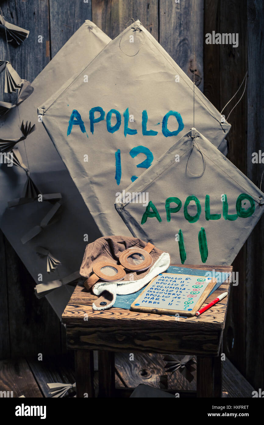 Per i bambini con aquiloni di missioni spaziali i nomi in officina in legno Foto Stock