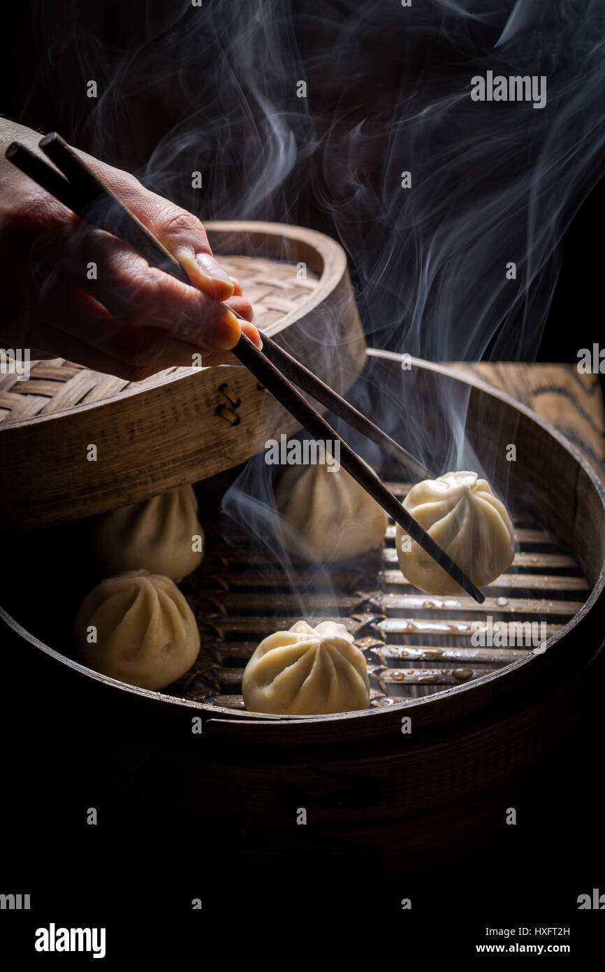 Godetevi il vostro gnocchi manti in bambù sistema di cottura a vapore Foto Stock