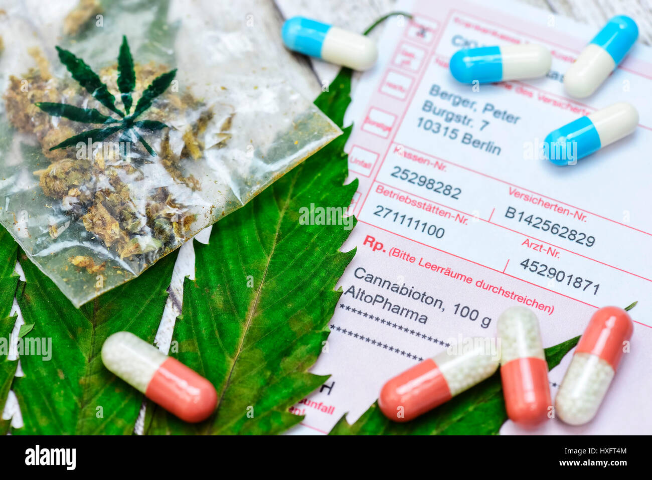 Foglio di canapa, cannabis e la ricetta medica, Hanfblatt, Cannabis und Ã¤rztliches Rezept Foto Stock