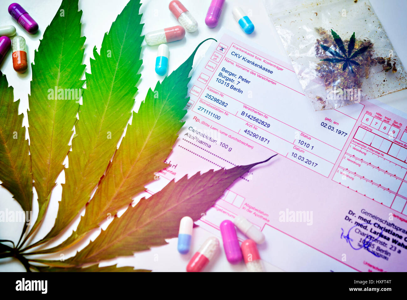 Foglio di canapa, cannabis e la ricetta medica, Hanfblatt, Cannabis und Ã¤rztliches Rezept Foto Stock