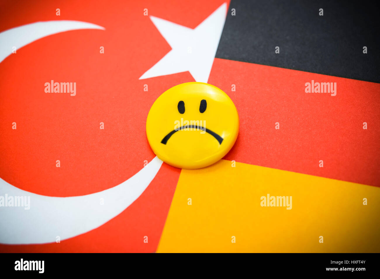 Le bandiere della Germania e Turchia con Schlechter-Laune-Smiley, crisi in tedesco relazioni Turco, Fahnen von Deutschland und der TÃ¼rkei mit Schlechte Foto Stock