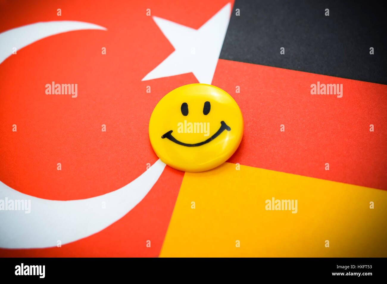 Le bandiere della Germania e Turchia con Smiley, Tedesco relazioni Turco, Fahnen von Deutschland und der TÃ¼rkei mit Smiley, deutsch-tÃ¼rkische Beziehungen Foto Stock