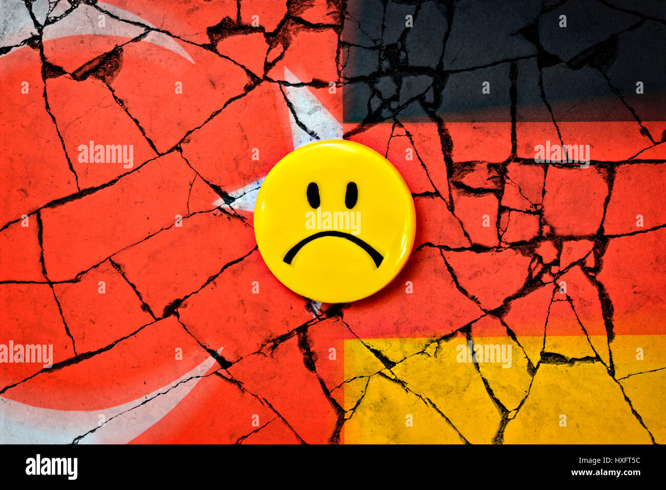 Le bandiere della Germania e Turchia con Schlechter-Laune-Smiley, crisi in tedesco relazioni Turco, Fahnen von Deutschland und der TÃ¼rkei mit Schlechte Foto Stock