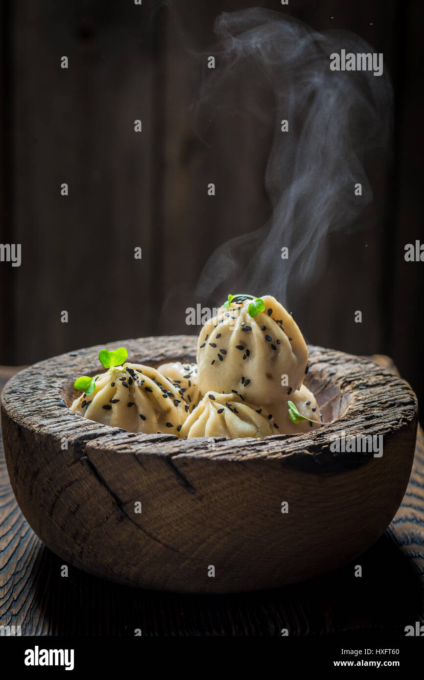 Godetevi il vostro gnocchi manti in ciotola di legno Foto Stock