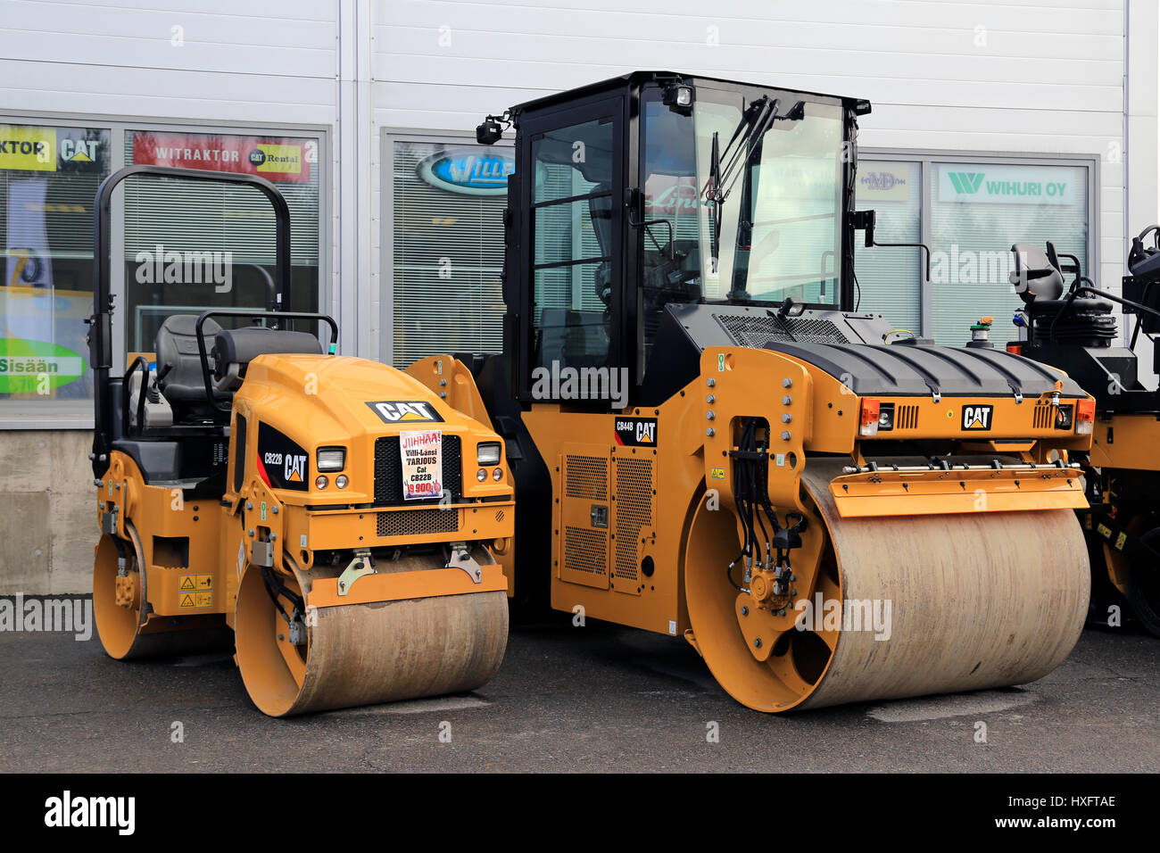 LIETO, Finlandia - 25 Marzo 2017: Cat CB22B compattatore di utilità e CB44B Tandem rullo vibrante come si è visto in occasione dell'annuale manifestazione pubblica di Villi Konekaupan Foto Stock