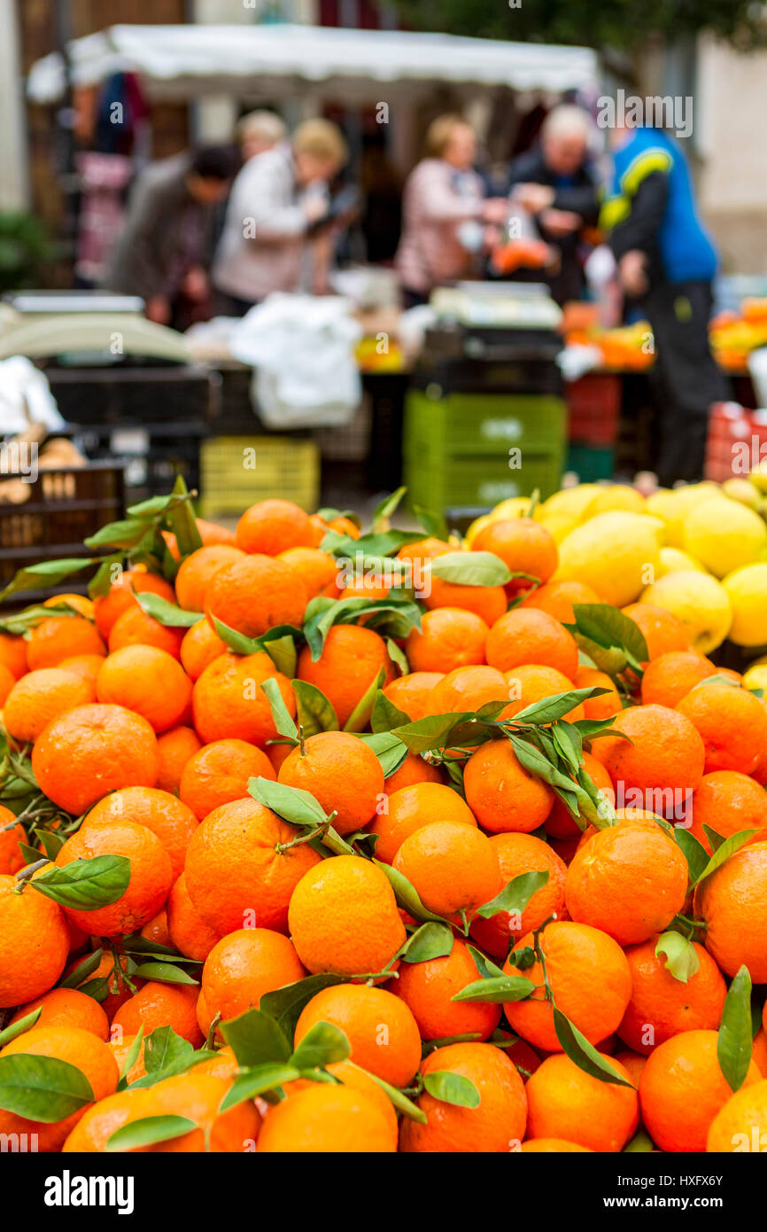Arancione, frutta stand al mercato settimanale Foto Stock