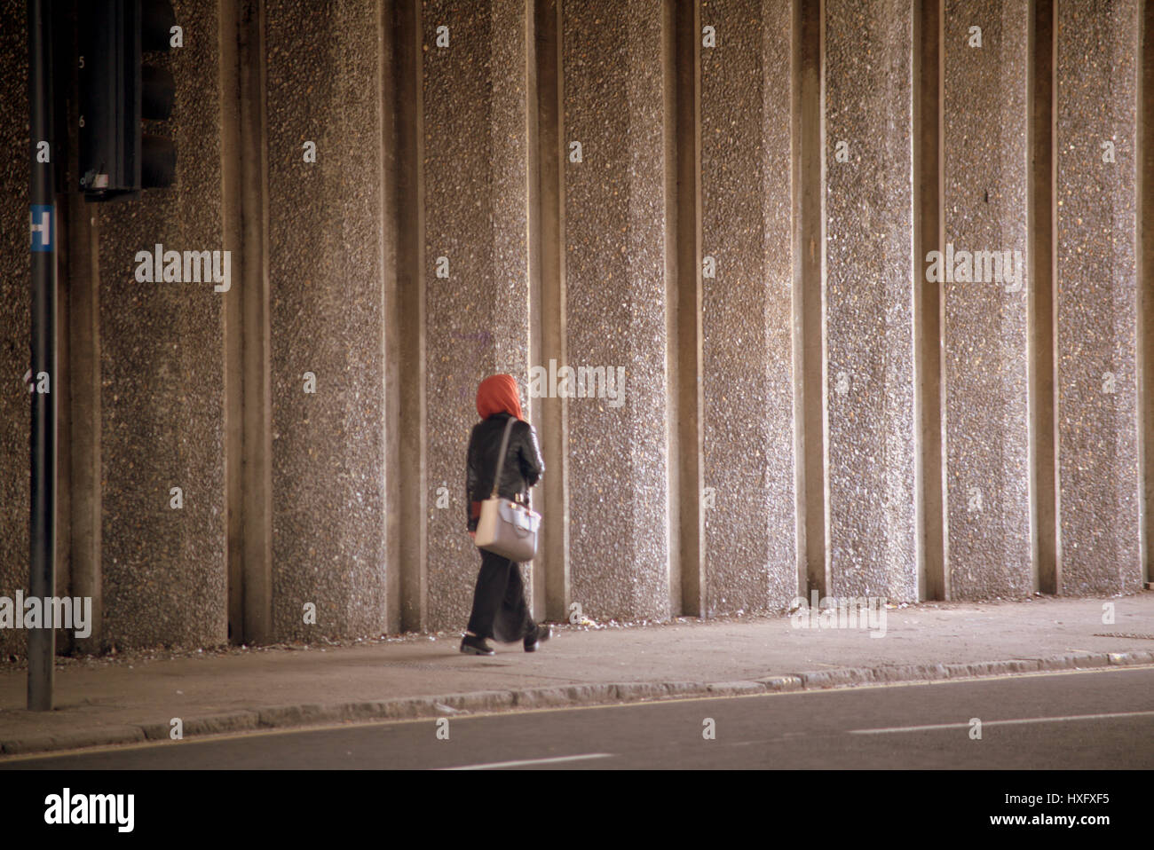 Cityscape singoli da soli pochi hijab sciarpa Foto Stock
