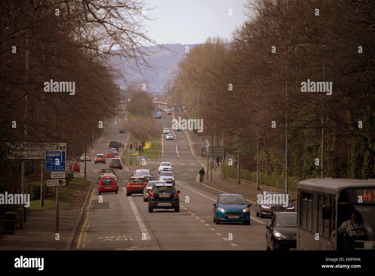 Il traffico su Great Western Road, Glasgow Foto Stock