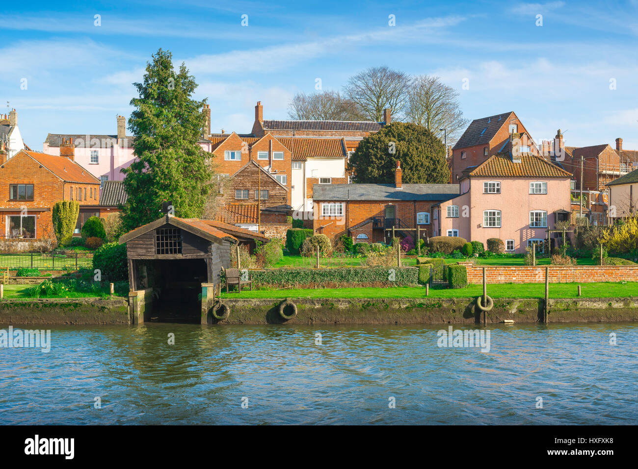 Beccles Suffolk, vista delle proprietà lungo il fiume Waveney nella città di Beccles, Regno Unito. Foto Stock