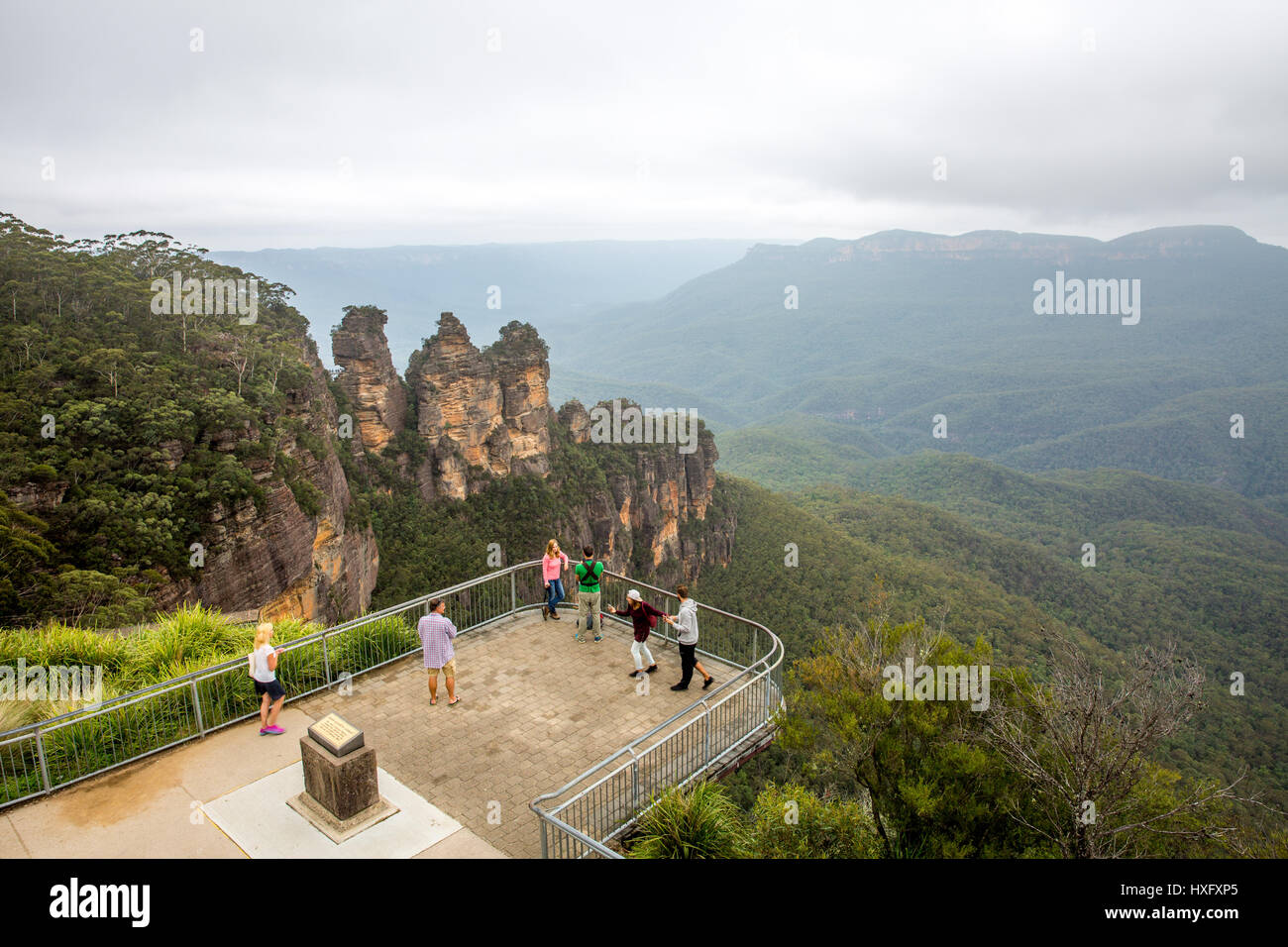 Punto Echo in Katoomba, zona popolare per gli ospiti di visualizzare le Tre Sorelle e Jamison Valley nelle Blue Mountains, Nuovo Galles del Sud, Australia Foto Stock